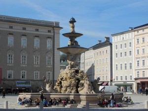 De fontein in de binnenstad figureerde in de Sound of Music, maar is nog altijd een favoriete ontmoetingsplek voor jong en oud. 