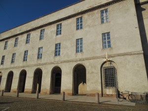 Het hoofdbureau van de politie in Kopenhagen komt in diverse Deense  televisieseries voor