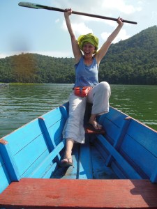 Soms mondt een ontmoeting uit in een gezellig gesprek of in een spontaan boottochtje (Pokhara - Nepal)