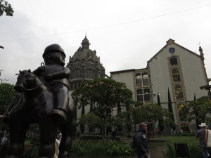 Tijdens de free walking tour hoor je ook grappige verhalen, zoals over het cultureel paleis, dat deels in art nouveaustijl is gebouwd en deels in ... nou ja Colombiaanse bouwstijl. 