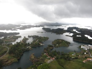 Vlakbij Medellin ligt La Piedra del Penol met uitzicht op een waterrijk tafereel