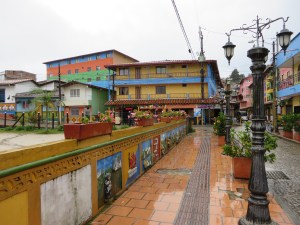 Het dorp dat bij La Piedra del Penol ligt is Guatape, een kleurrijk plaatsje, dat bekend staat om zijn muurschilderingen