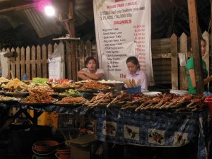 Een van de stalletjes op het food court in Luang Prabang (Laos). 