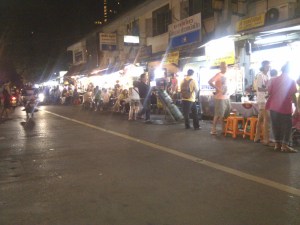 Sukhomvit Soi 38 komt pas na een uur of zes 's avonds tot leven.