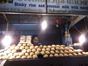 Mango met in kokosmelk gekookte kleefrijst. Zwaar, maar heerlijk dessert.