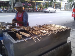 Gebakken banaan met karamelsaus, voor een prikkie te koop op straat in Bangkok. 