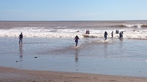 Bij gebrek aan badkleding, rennen veel Nicaraguanen enthousiast in spijkerbroek de oceaan in. 