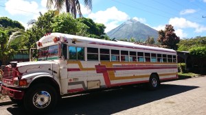 De bussen in Nicaragua zijn in het algemeen tweedehandsjes, maar zien er wel vrolijk uit.