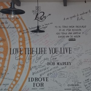 Op reis of niet, deze wijsheid van Bob Marley komt altijd van pas: hou van het leven dat je leidt.